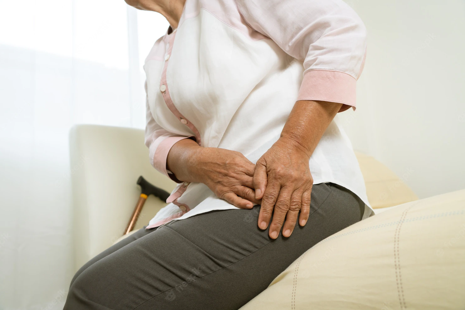 hip-pain-senior-woman-dbh